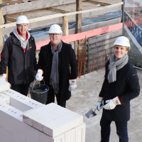 Grundsteinlegung - Zeitkapsel wird eingemauert