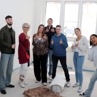 Die Azubis halten den Daumen hoch, weil sie vom Neubau so begeistert sind