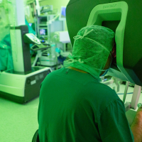 OP Roboter DaVinci im Einsatz und wird von Dr. Marghawal