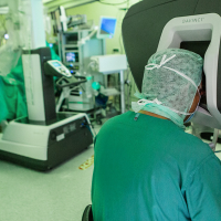 Dr. Marghawal operiert am DaVinci OP Roboter