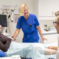 Untersuchungssituation Patientin in der Sprechstunde der Gefäßchirurgie