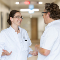 Ärztegespräch auf dem Krankenhausflur
