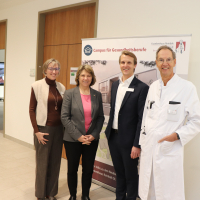 (v.l.n.r.) ATA-OTA-Schulleiterin Doreen Lund, Gesundheitsministerin Kerstin von der Decken, Krankenhausgeschäftsführer Fabian Linke und der Ärztliche Direktor Prof. Dr. Stefan Jäckle im Foyer des neuen Campus für Gesundheitsberufe während eines Azubi-Symposiums über Robotik im OP.