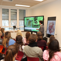 Azubi hält Präsentation