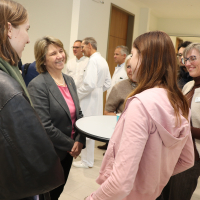 Von der Decken spricht mit Azubis