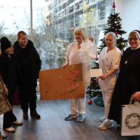Kinder der Grundschule übergeben Geschenke an Krankenhaus Mitarbeitende