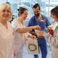 Mitarbeitende freuen sich über Geschenke