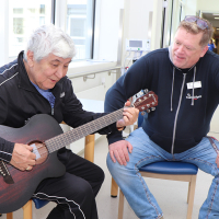 Patient spielt die Gitarre von Bülow