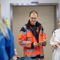 Ein Notarzt und eine Neurologieärztin sprechen in der Notaufnahme miteinander