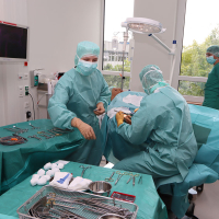 Die OTA-Azubis simulieren eine OP-Szene mit lokaler Betäubung an Übungspuppe