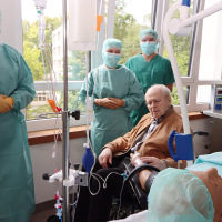 OTA-Azubis zeigen dem Spender die Patientenpuppe, er nimmt den Puls