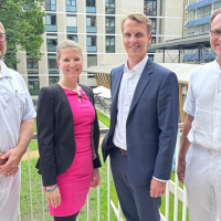 Geschäftsführung der beiden Kliniken (v.l.): Priv.-Doz. Dr. Benjamin Waschki (Medizinischer Geschäftsführer, Ärztlicher Direktor), Carolin Schaller (Kaufmännische Geschäftsführerin), beide LungenClinic Grosshansdorf, Fabian Linke (Krankenhausgeschäftsführer), Prof. Dr. Tim Strate (Ärztlicher Direktor), beide Krankenhaus Reinbek St. Adolf-Stift.