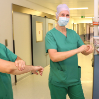 Bei der chirurgischen Händedesinfektion Louai Aghwan (Krankenhaus Reinbek) Dr. Nina Westphal (LungenClinic Grosshansdorf)