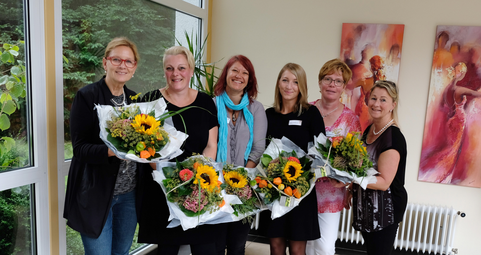 Die Lehrerinnen der Pflegeschule am Krankenhaus Reinbek erhielten einen Blumenstrauß.