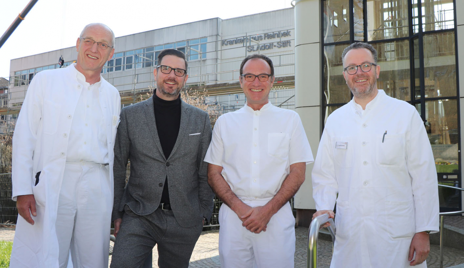  Als ärztliche Doppelspitze bauen Dr. Walter Wagner und Dr. Claus Brunken eine Abteilung für Urologie im Krankenhaus Reinbek auf. Darüber freuen sich Krankenhausgeschäftsführer Björn Pestinger und Chirurgie-Chefarzt Prof. Dr. Tim Strate.