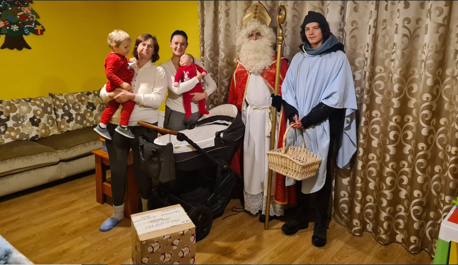 Ukrainischer Nikolaus beschenkt auch die kleinsten mit Dingen aus Reinbek