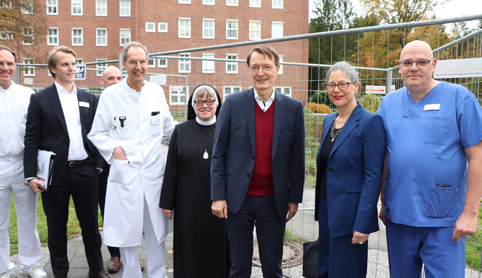 Gruppenbild mit Karl Lauterbach vor neuer Notaufnahme 