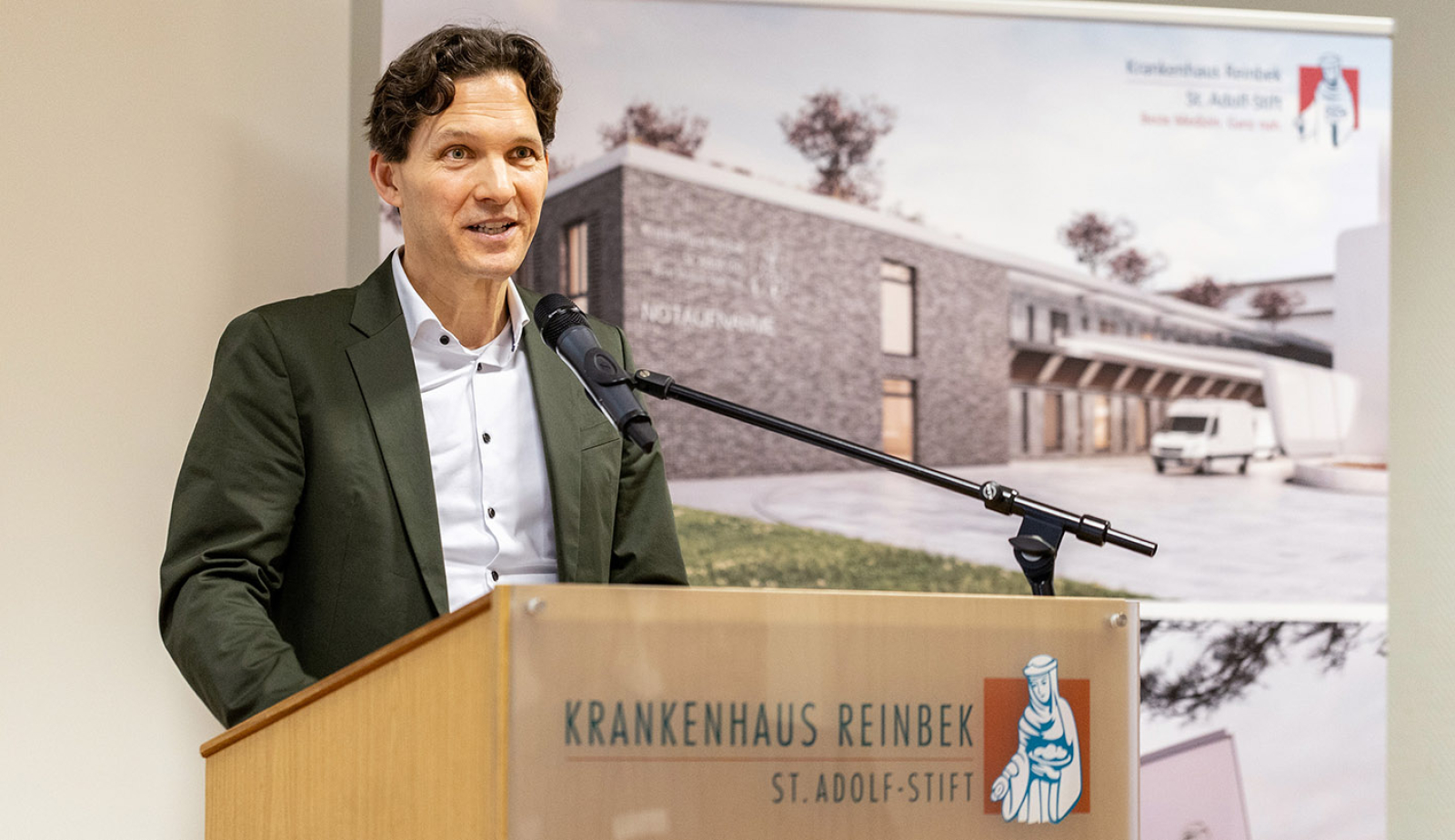Staatssekretär Oliver Grundei bei seiner Rede in der Aula im Krankenhaus Reinbek