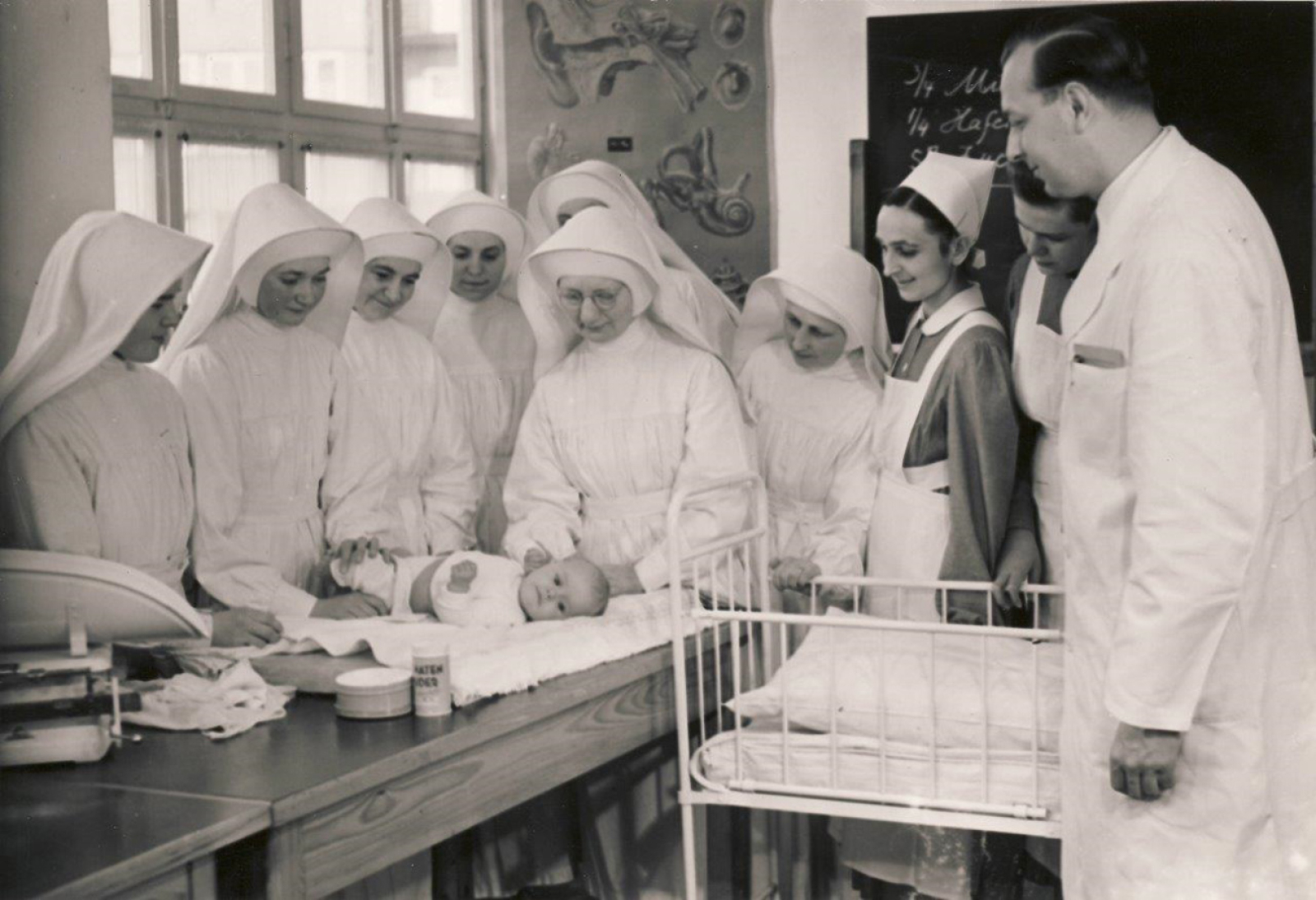 Säuglingspflegekurs Pflegeschule 1953 mit Schwesternschülerinnen