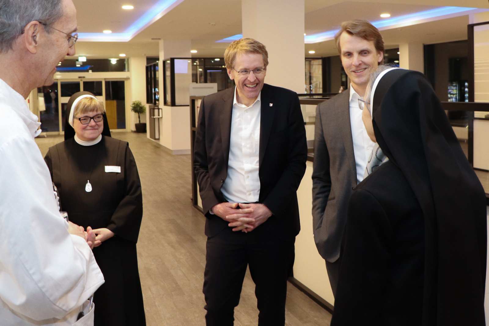 Daniel Günther im Foyer des KH Reinbek