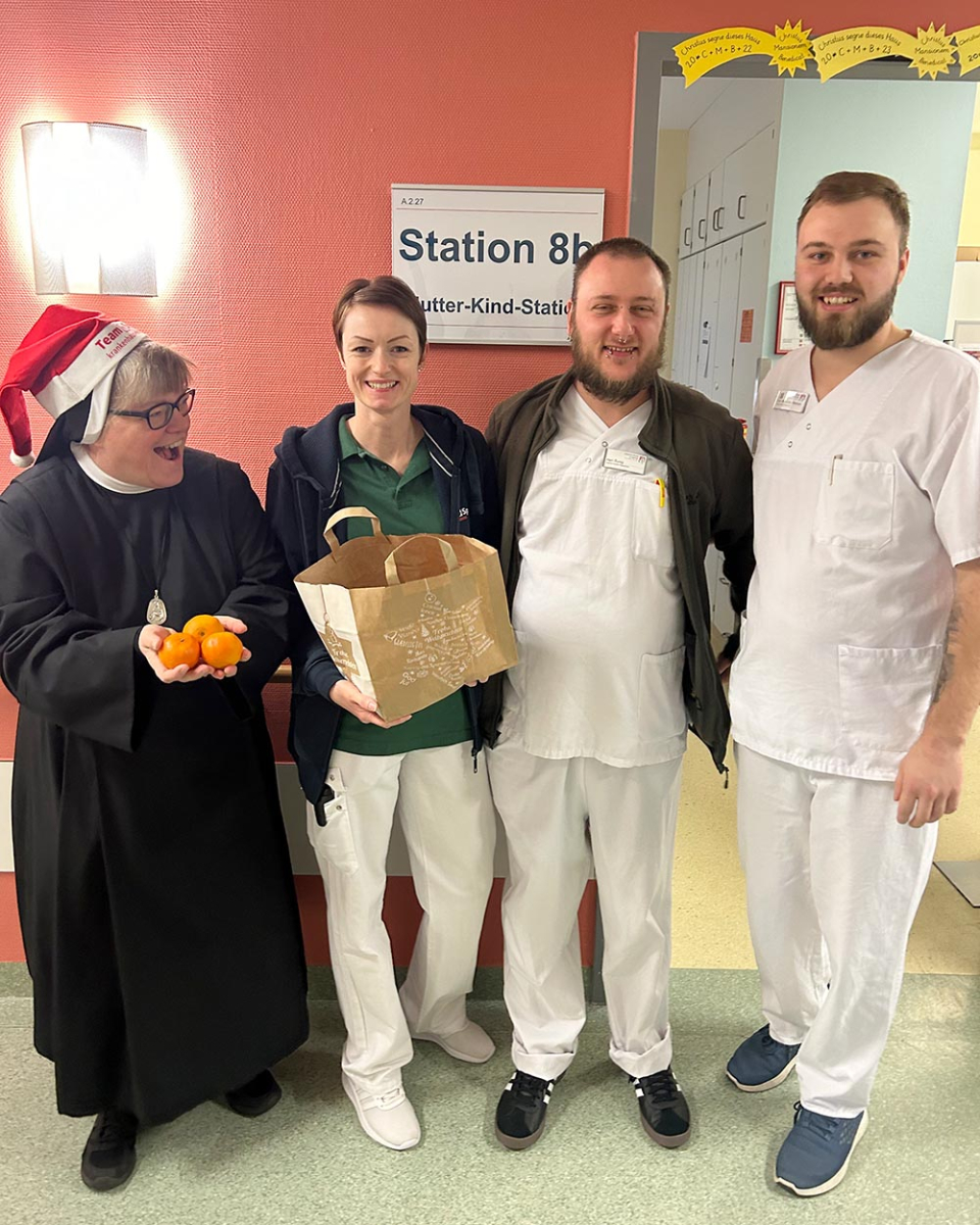 Ordensschwester verschenkt Mandarinen zum Nikolaus