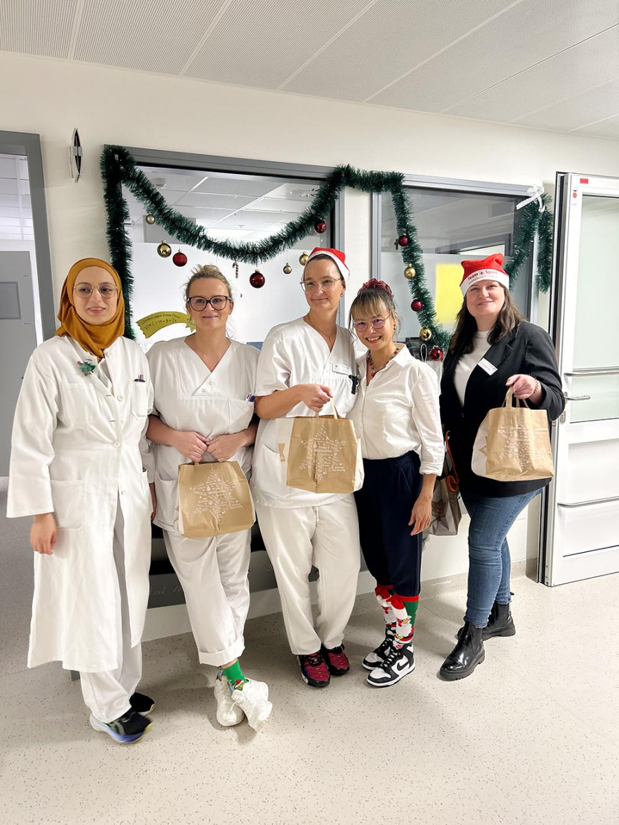 Stations-Team mit Weihnachtsdeko