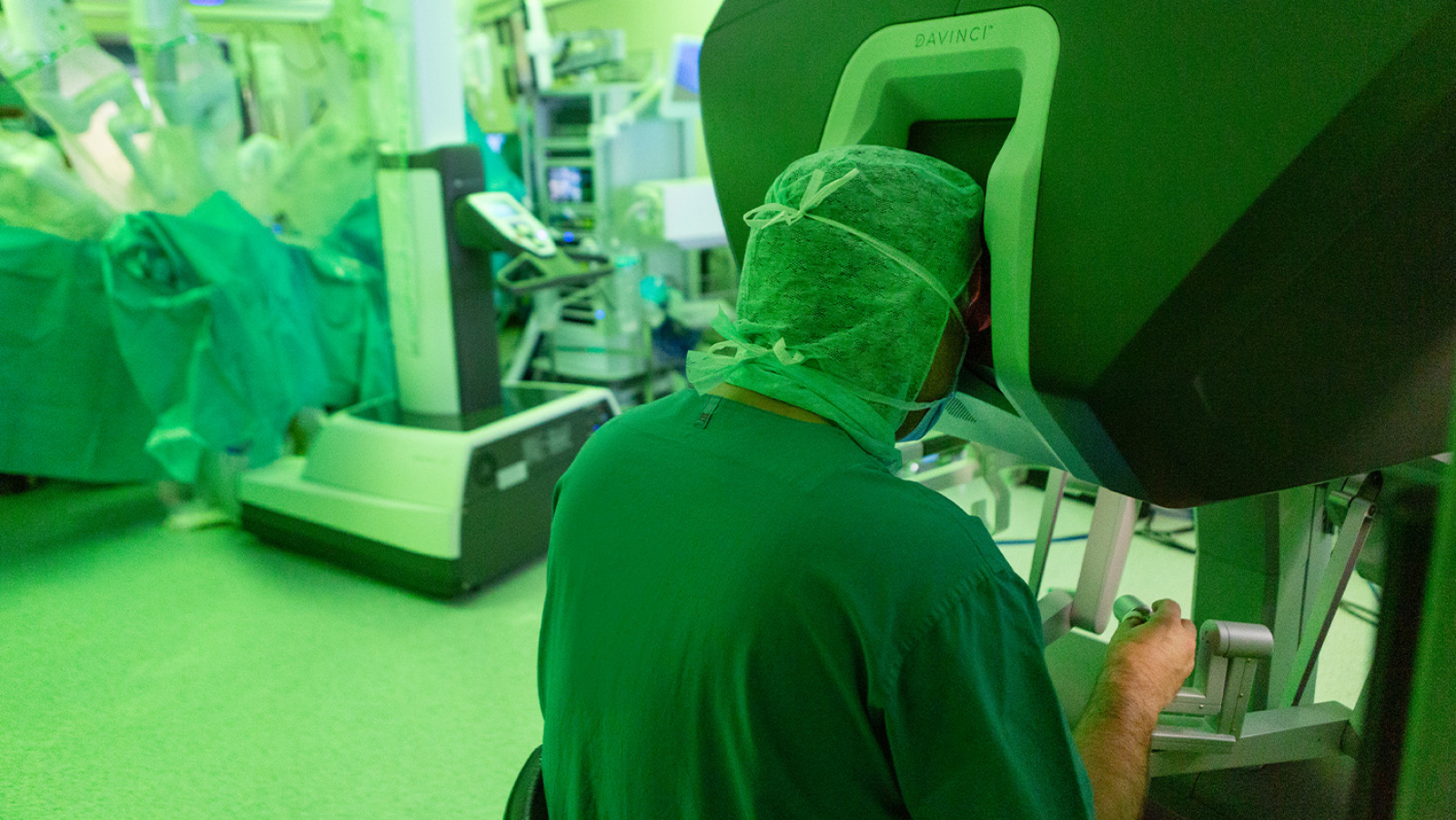 OP Roboter DaVinci im Einsatz und wird von Dr. Marghawal