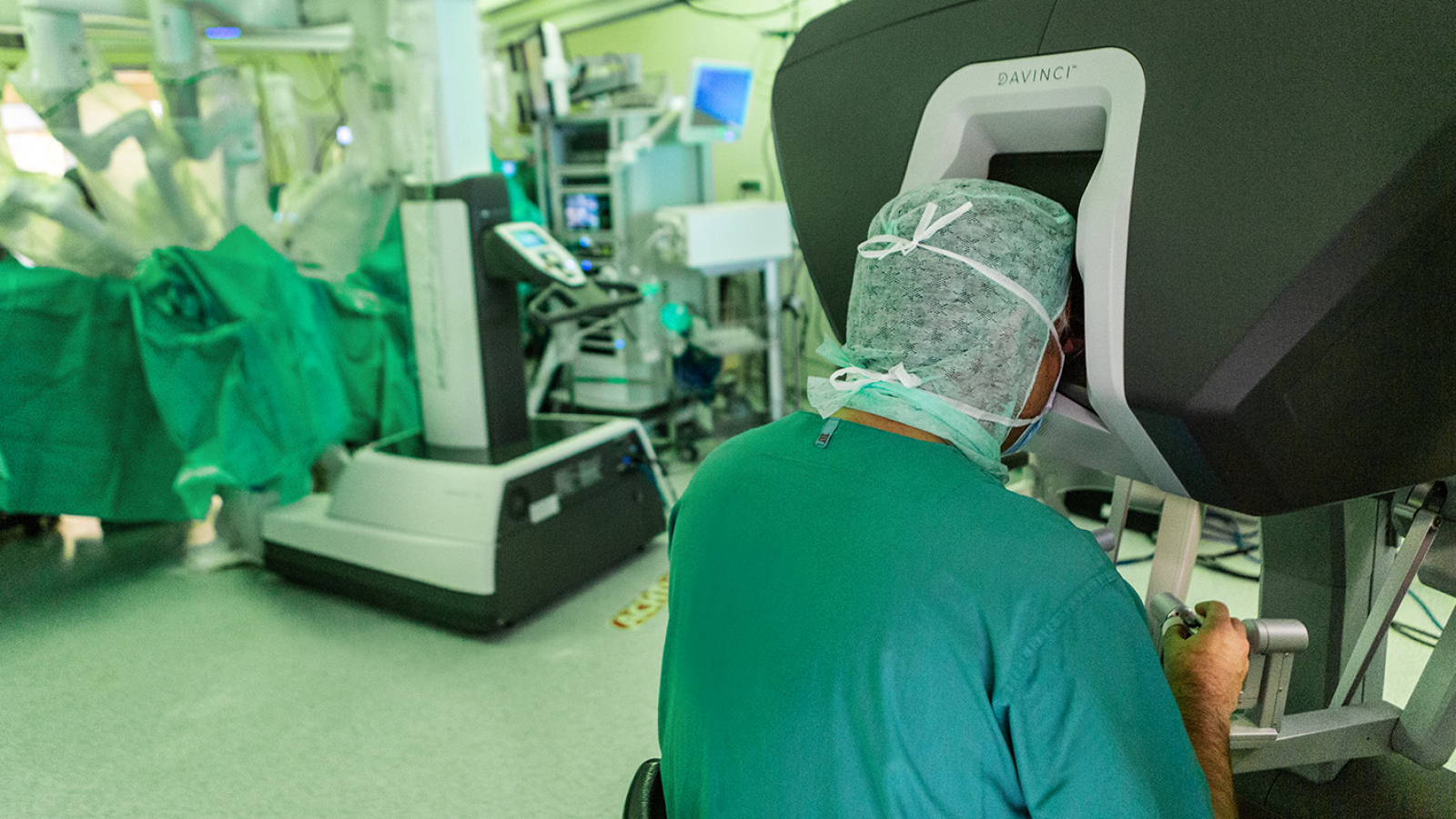 Dr. Marghawal operiert am DaVinci OP Roboter