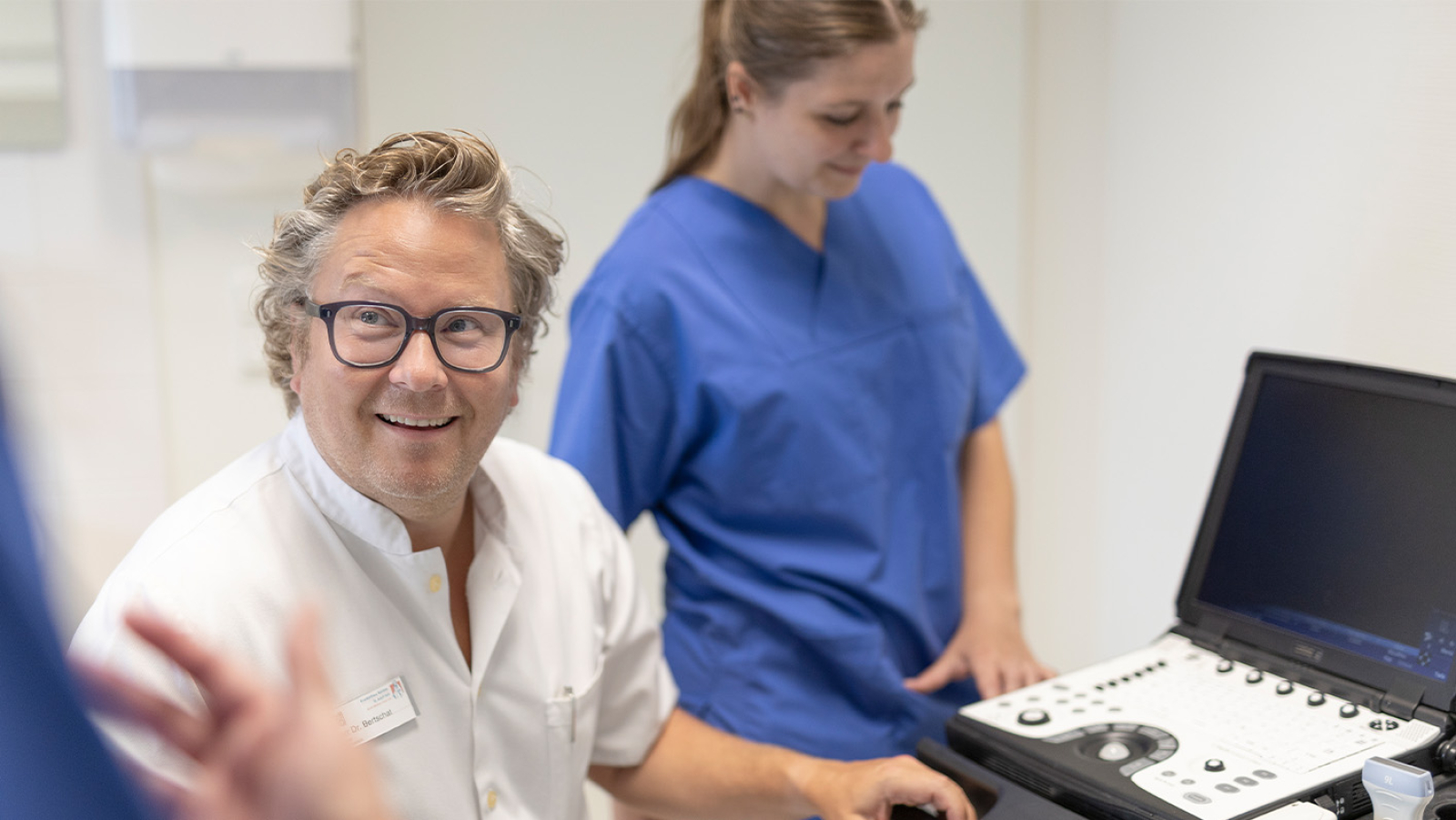 Dr. Bertschart lächelt in die Kamera