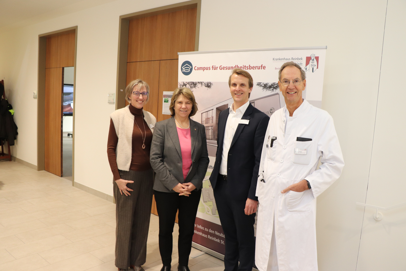 (v.l.n.r.) ATA-OTA-Schulleiterin Doreen Lund, Gesundheitsministerin Kerstin von der Decken, Krankenhausgeschäftsführer Fabian Linke und der Ärztliche Direktor Prof. Dr. Stefan Jäckle im Foyer des neuen Campus für Gesundheitsberufe während eines Azubi-Symposiums über Robotik im OP. 