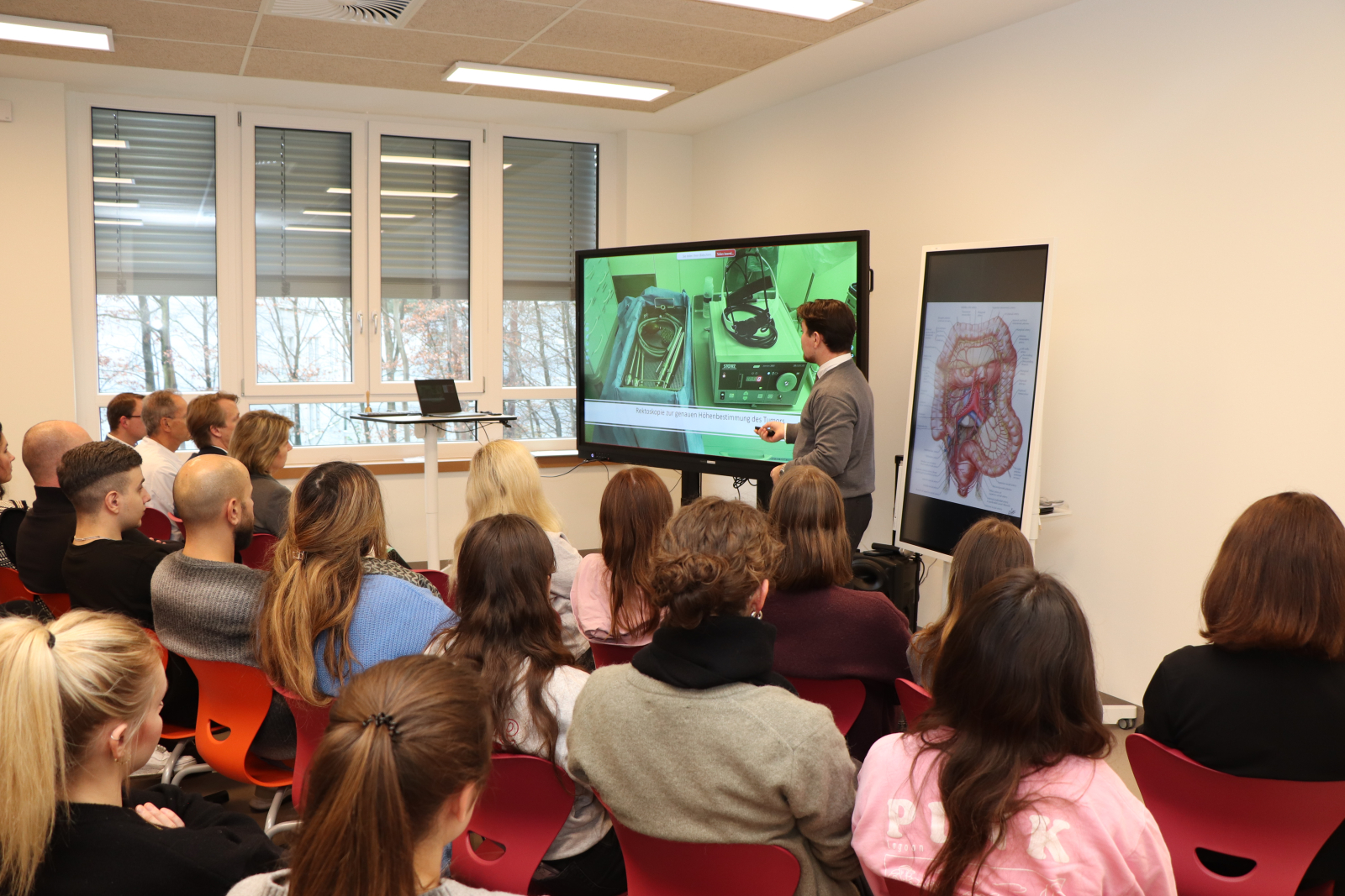 Azubi hält Präsentation