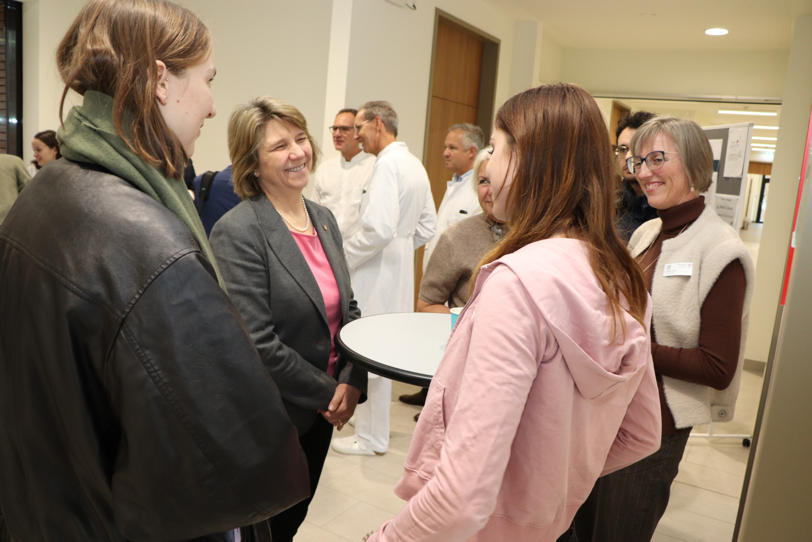 Von der Decken spricht mit Azubis