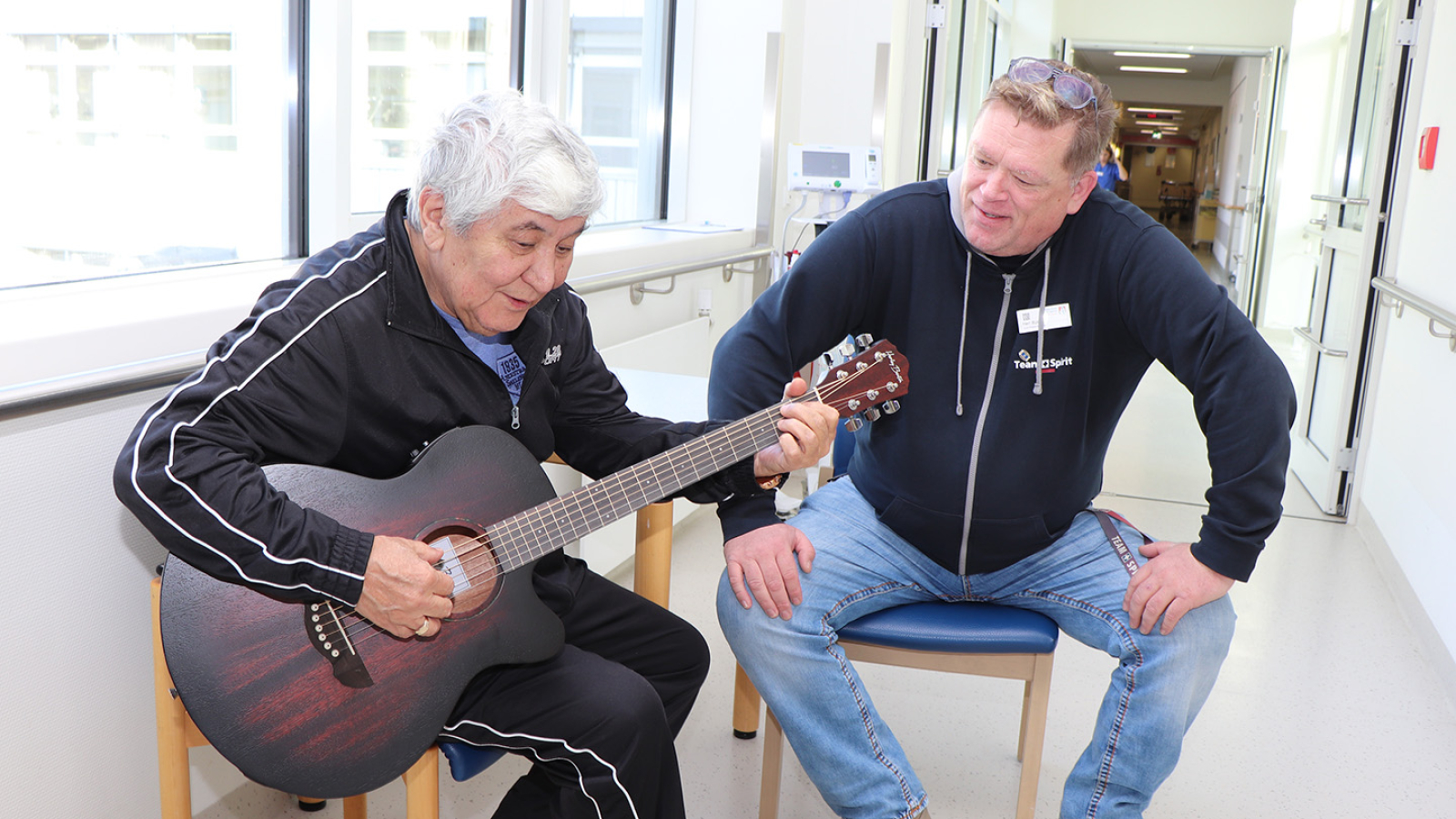 Patient spielt die Gitarre von Bülow