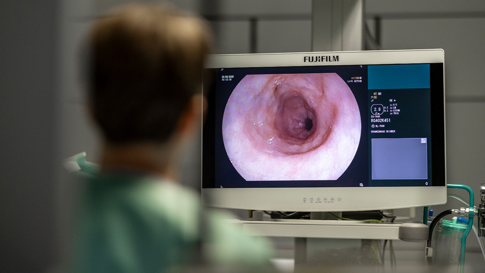 Ehklen beobachtet den Monitor Gastroenterologie in der Endoskopie