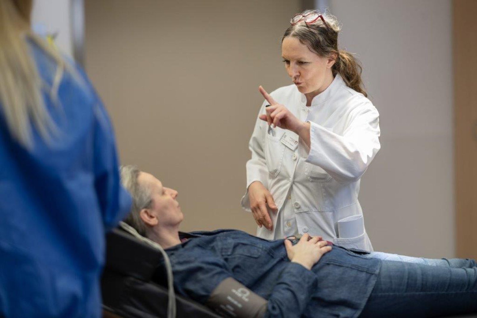 Eine Neurologieärztin führt einen Reaktionstest mit einer Schlaganfallpatientin in der Notaufnahme durch