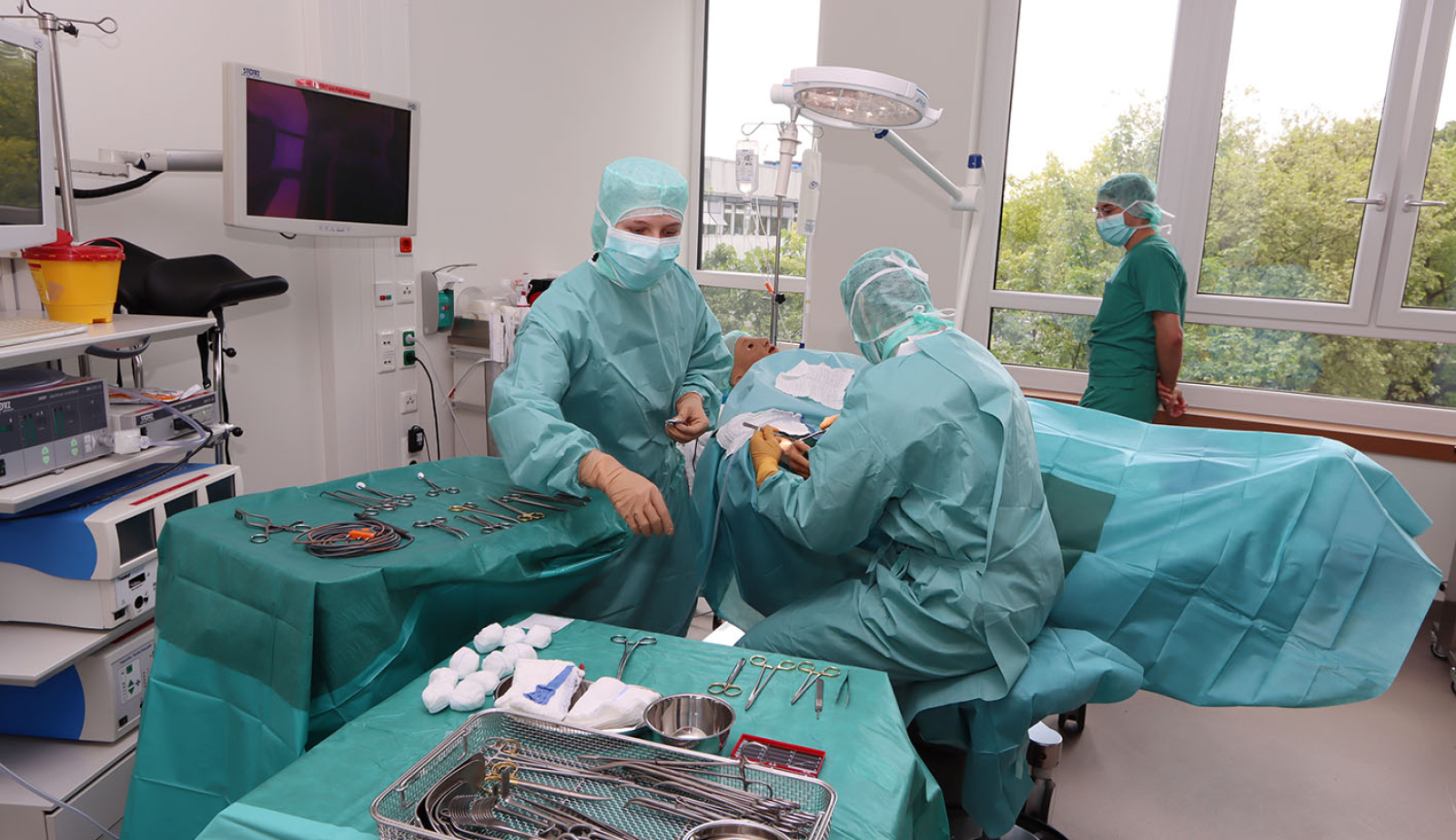 Die OTA-Azubis simulieren eine OP-Szene mit lokaler Betäubung an Übungspuppe