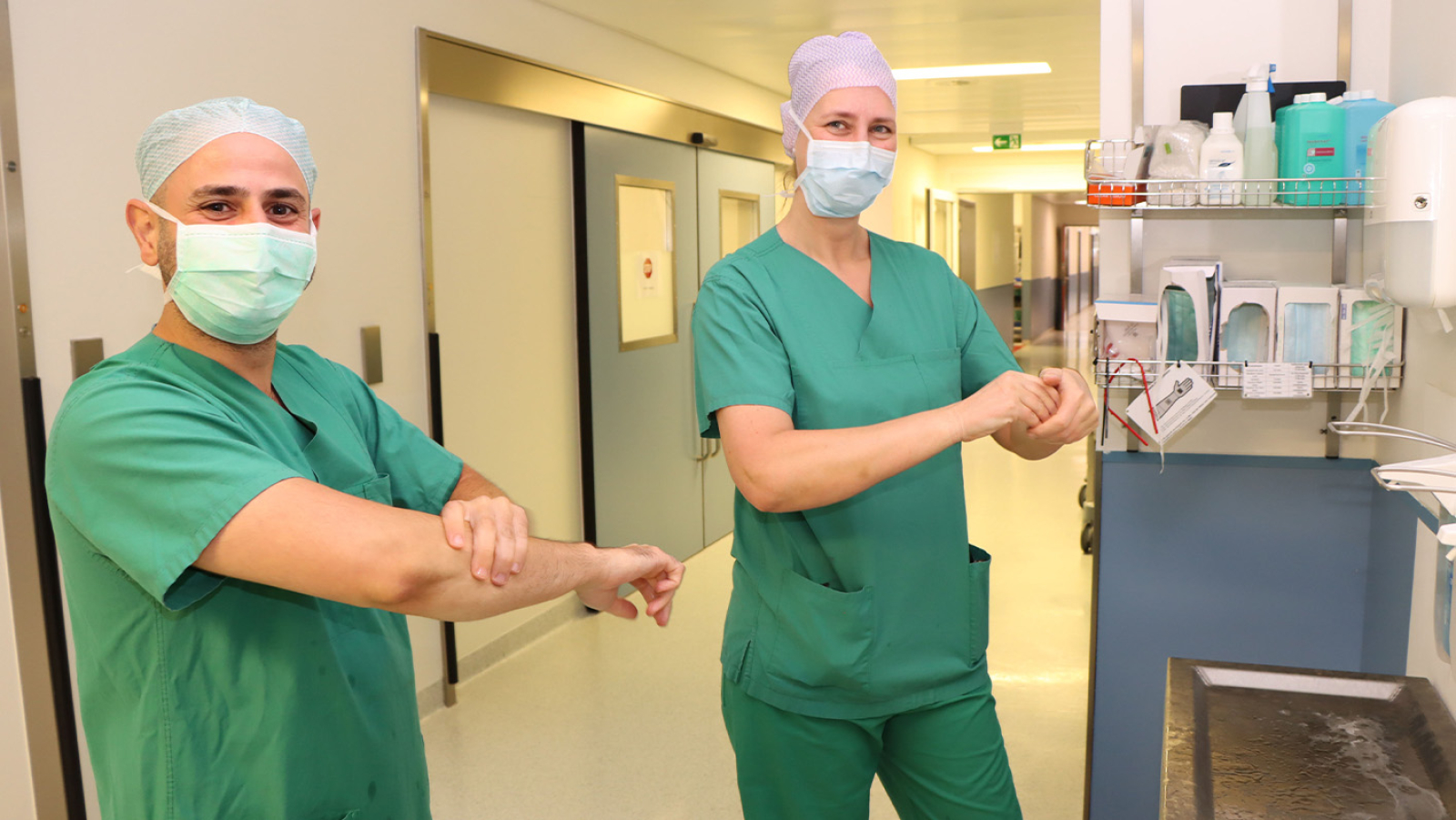 Bei der chirurgischen Händedesinfektion Louai Aghwan (Krankenhaus Reinbek) Dr. Nina Westphal (LungenClinic Grosshansdorf)