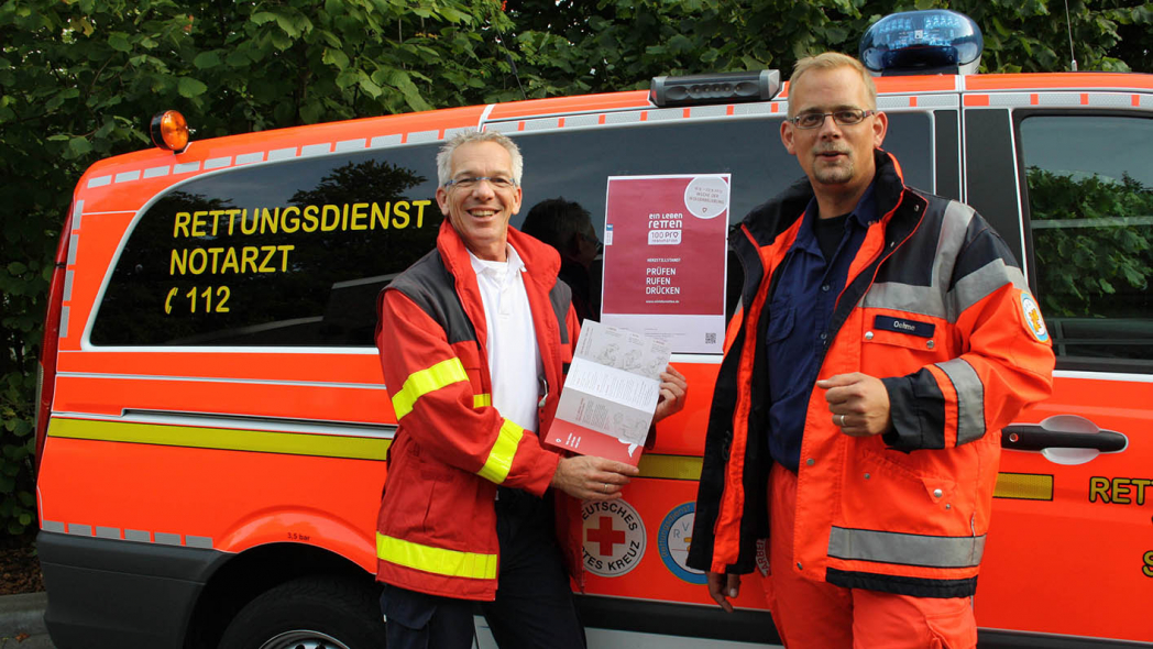 Frank Böttcher Christian Oehme vor einem Notarzteinsatzfahrzeug Frank Böttcher Christian Oehme Vor Einem Notarzteinsatzfahrzeug 1414 Web