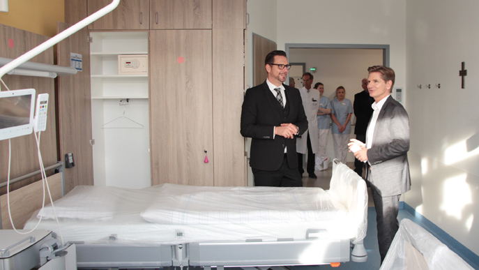 Img 1812 Gefü Pestinger Und Minister Garg Im Patientenzimmer 1414 Img 1812 Gefü Pestinger Und Minister Garg Im Patientenzimmer 1414