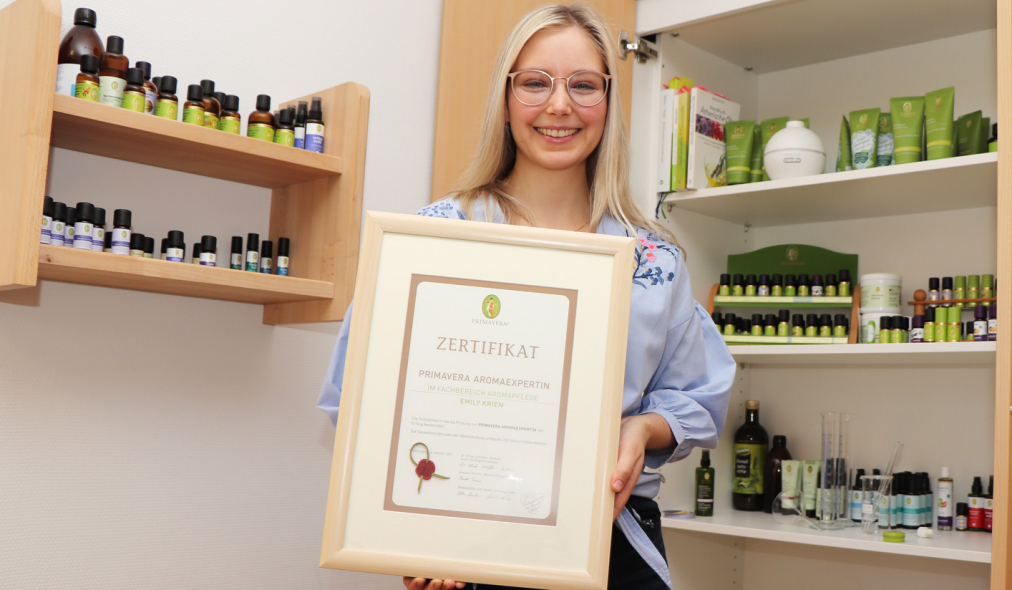 Aromaexpetin Emily Krien mit ihrem Zertifikat