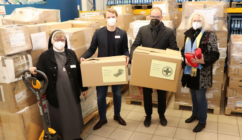 Begutachtung der gespendeten Hilfsgütern vom Krankenhaus Reinbek Begutachtung der gespendeten Hilfsgütern vom Krankenhaus Reinbek