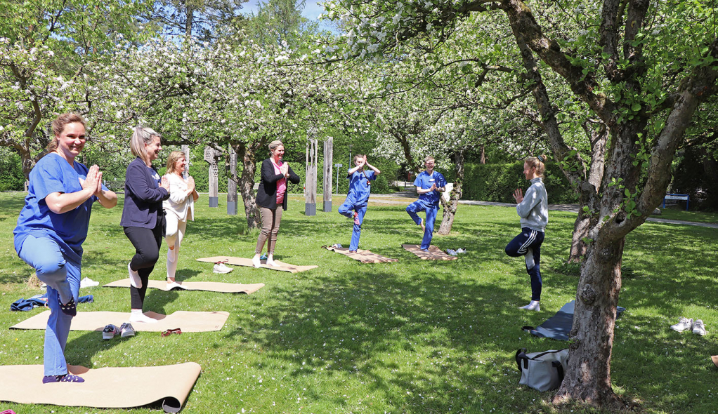 Open-Air-Yoga im Patientengarten