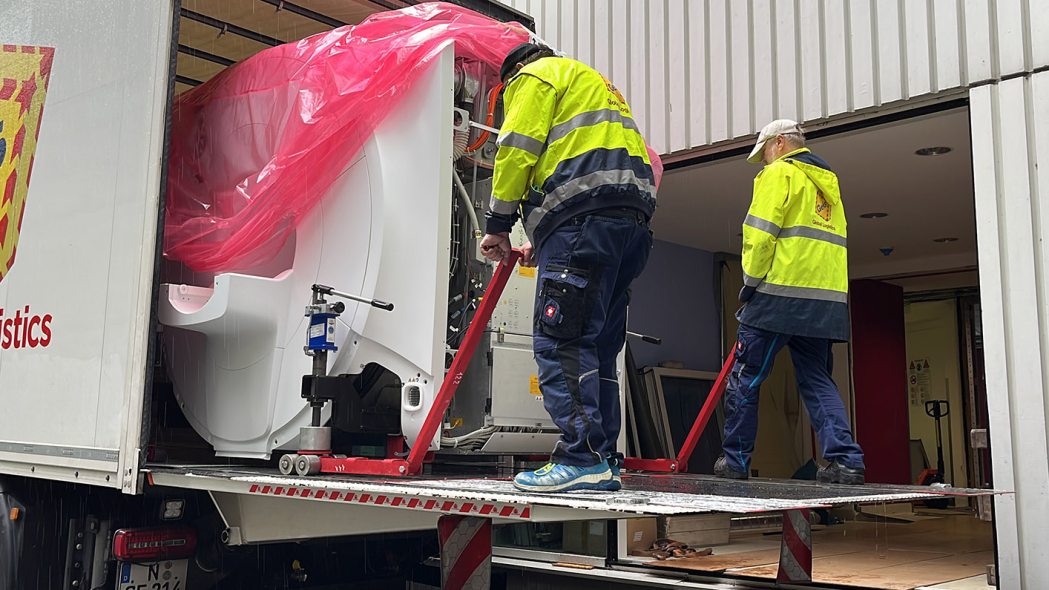 Anlieferung des 4,2 Tonnen schweren MRT von Siemens