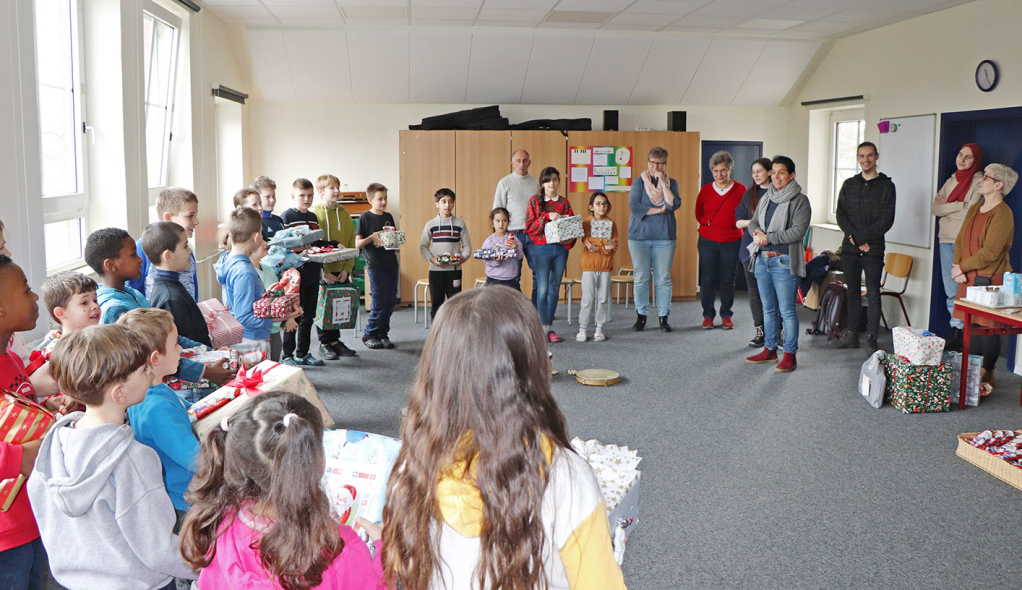 Alle Kinder haben ihr Geschenk Alle Kinder haben ihr Geschenk
