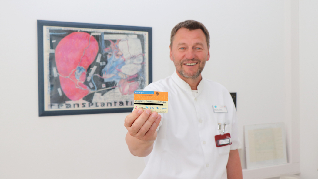 Dr Hillert mit Organspendeausweis