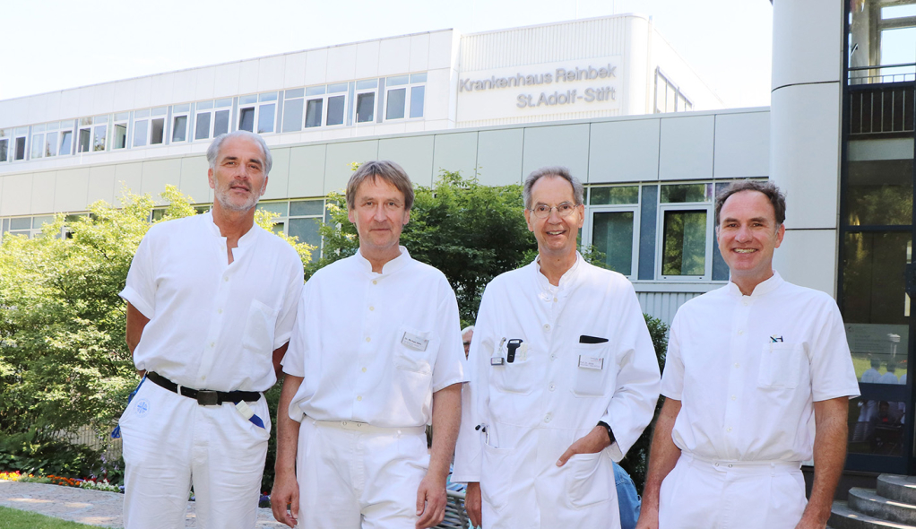 Prof. Dr. von Seydewitz, Dr. Görn, Prof. Jäckle und Prof. Straten referieren beim Tumortag Vier Tumorexperten vor dem Krankenhaus Reinbek