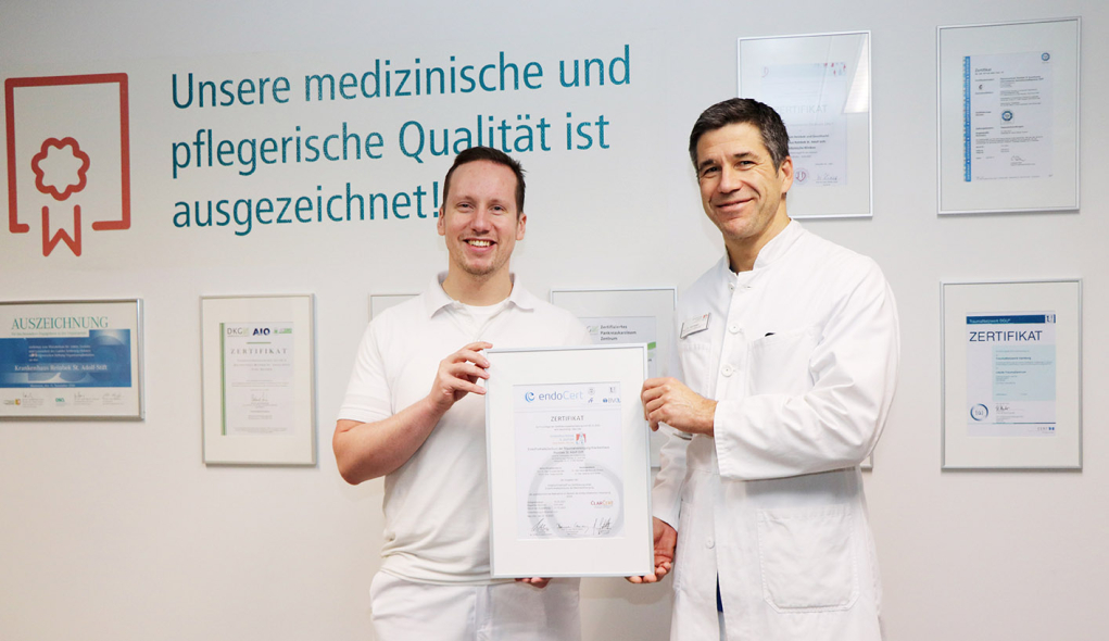 Halten das Zertifikat in den Händen Oberarzt Dr. Tobias Schmidt und Chefarzt Prof. Andreas Niemeier Halten das Zertifikat in den Händen Oberarzt Dr. Tobias Schmidt und Chefarzt Prof. Andreas Niemeier