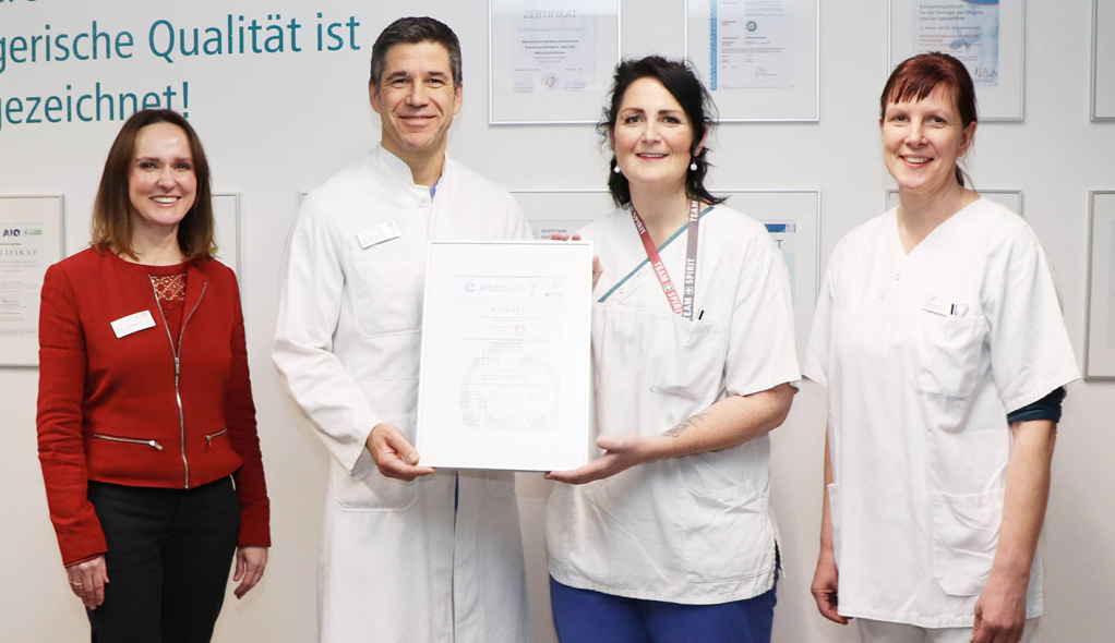 Interprofessionelles Team aus QM, Ärzteschaft und Pflege mit den Endoprothetik-Zertifikat Interprofessionelles Team aus QM, Ärzteschaft und Pflege mit den Endoprothetik-Zertifikat