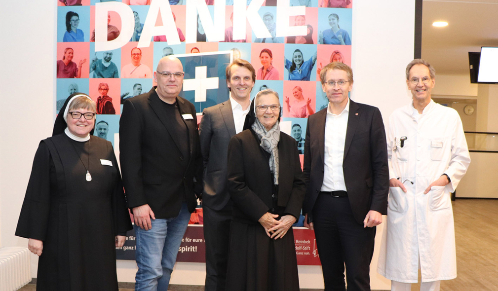 Ministerpräsident Daniel Günther mit dem Direktorium und Ordensschwestern des Krankenhauses Reinbek