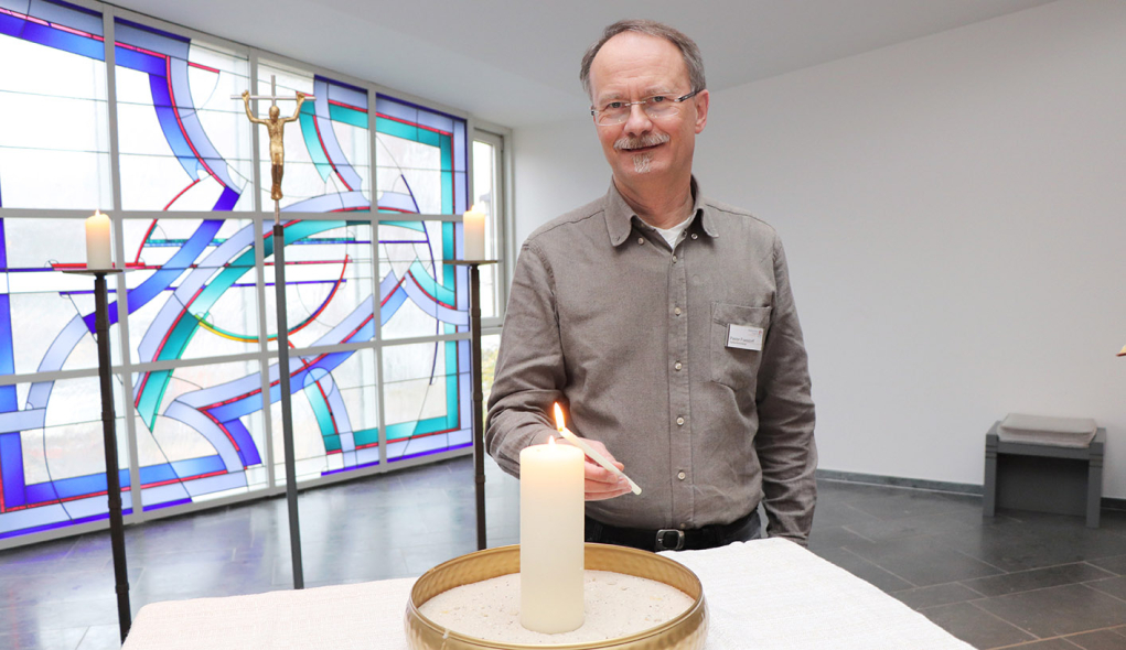 Pastor Fraesdorff zündet in der Krankenhauskapelle eine Kerze an Pastor Fraesdorff zündet in der Krankenhauskapelle eine Kerze an